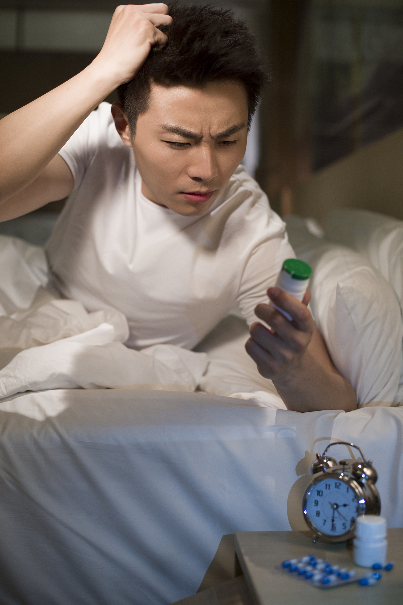 年轻男子深夜失眠