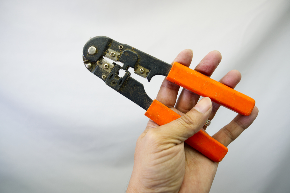 关于手钢锯的锯条安装正确的是 。4分A、锯条安装扭曲不平不影响使用B、锯条齿尖应该斜向前方C、拉紧锯条时越紧越好D、锯条齿尖应该斜向后方