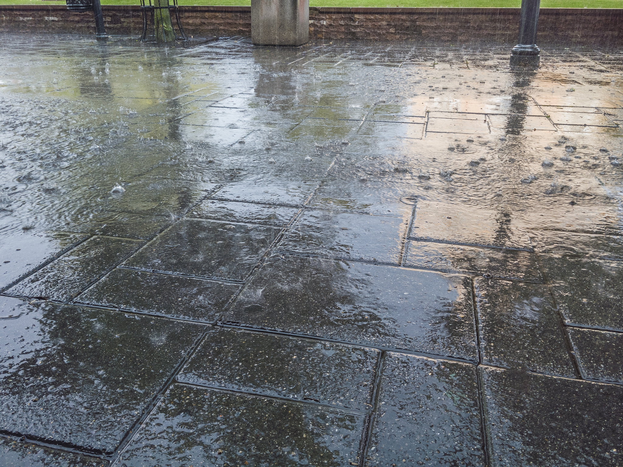 雨天一片淅沥沥的雨声伴随着天空中的乌云将整个世界笼罩在一片苍茫的氛围中。街道上的行人们撑着雨伞慢慢走着街头的水池中游动着一只只淡黄色的鱼淅沥的雨声洗涤着他们的心灵。路边的树木被雨水淋湿叶子上滴滴答答的水珠似乎在唱着一首悲伤的歌曲。夜晚黑暗的天空中雨下得更大了伴随着闪电和雷声给这片湿润的世界增添了一份神秘感。-延伸一下