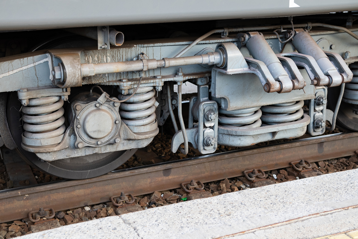 高速列车转向架结冰模拟研究：影响因素、结冰分布及安全风险