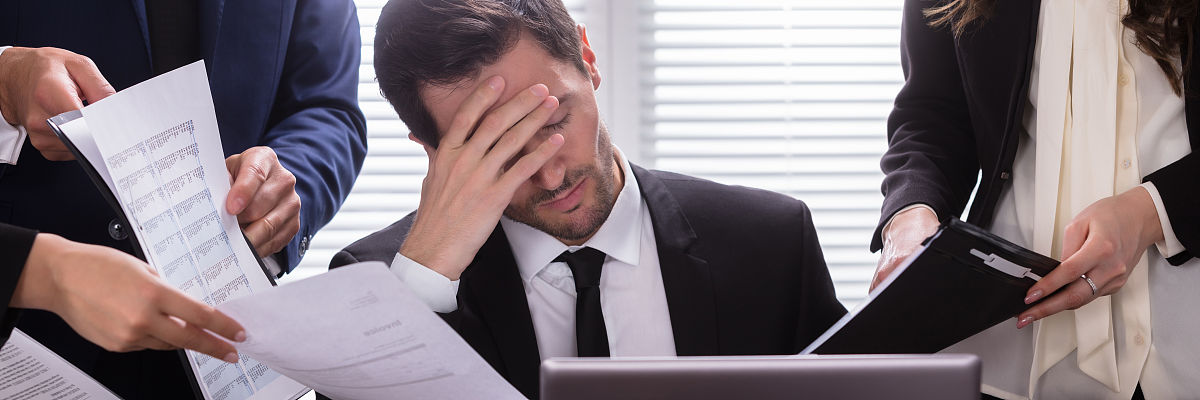 被同事刺伤后被老板批评怎么办？