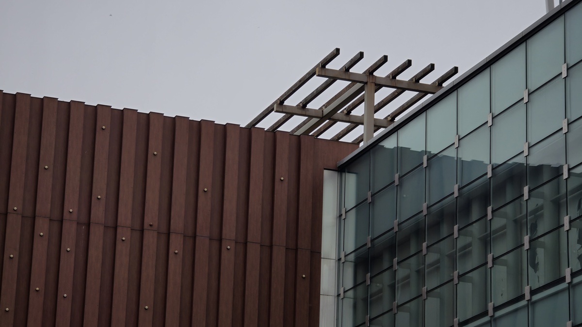 在现代工业建筑改造设计中如何通过建筑材料和技术的运用来表达文化性？