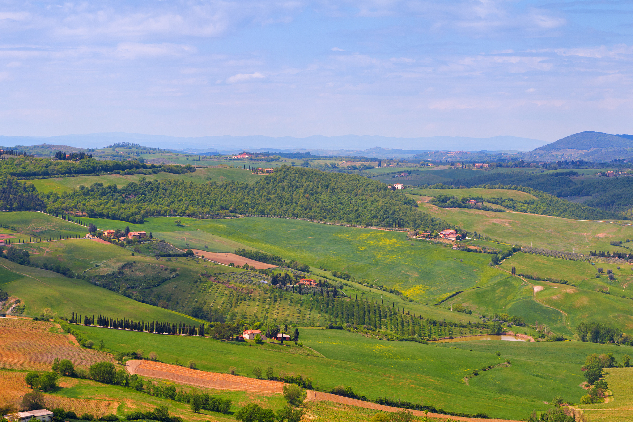 tuscany landscape, beautiful green hills springtime