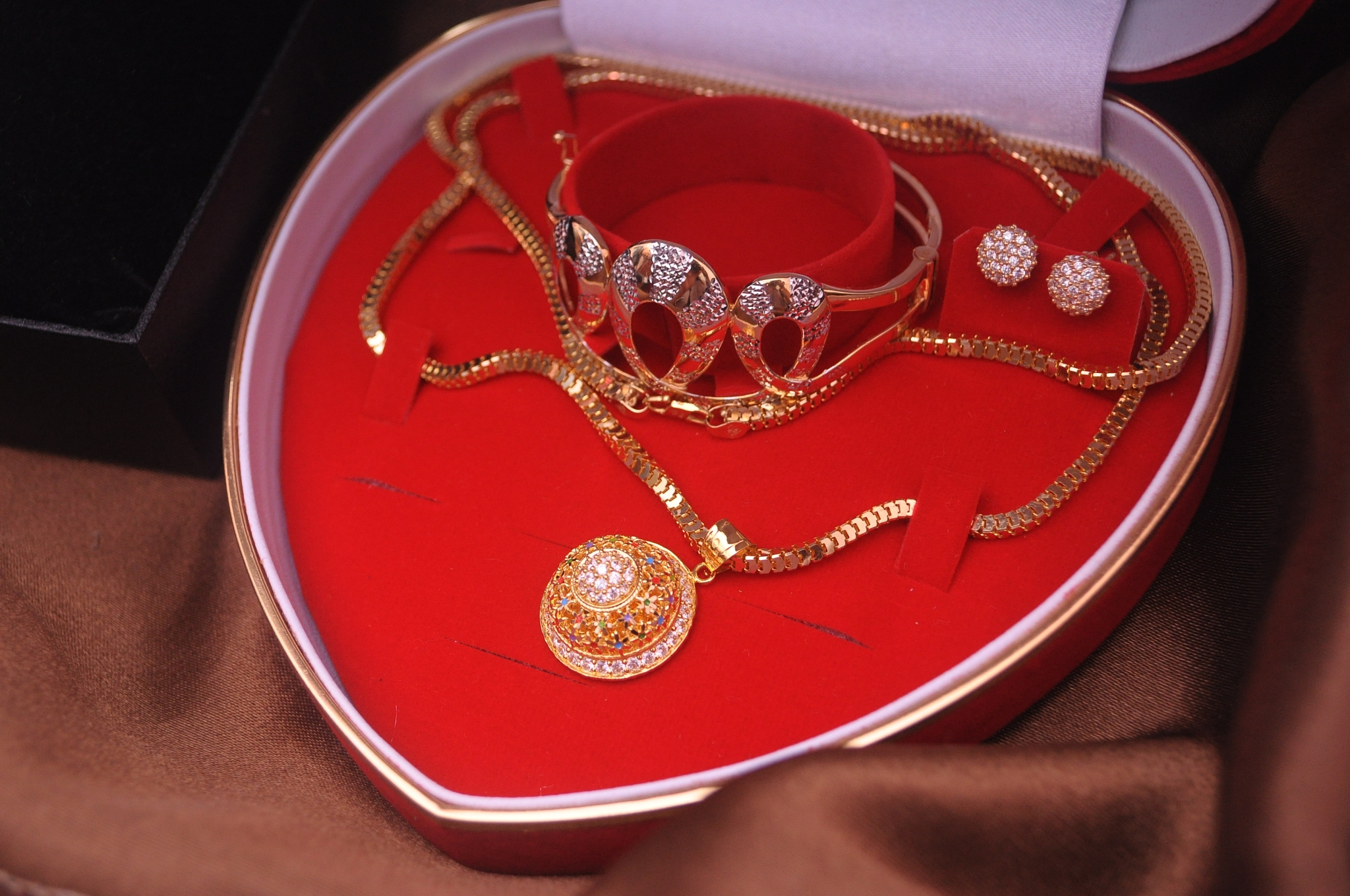 红色配饰，点亮你的时尚风格