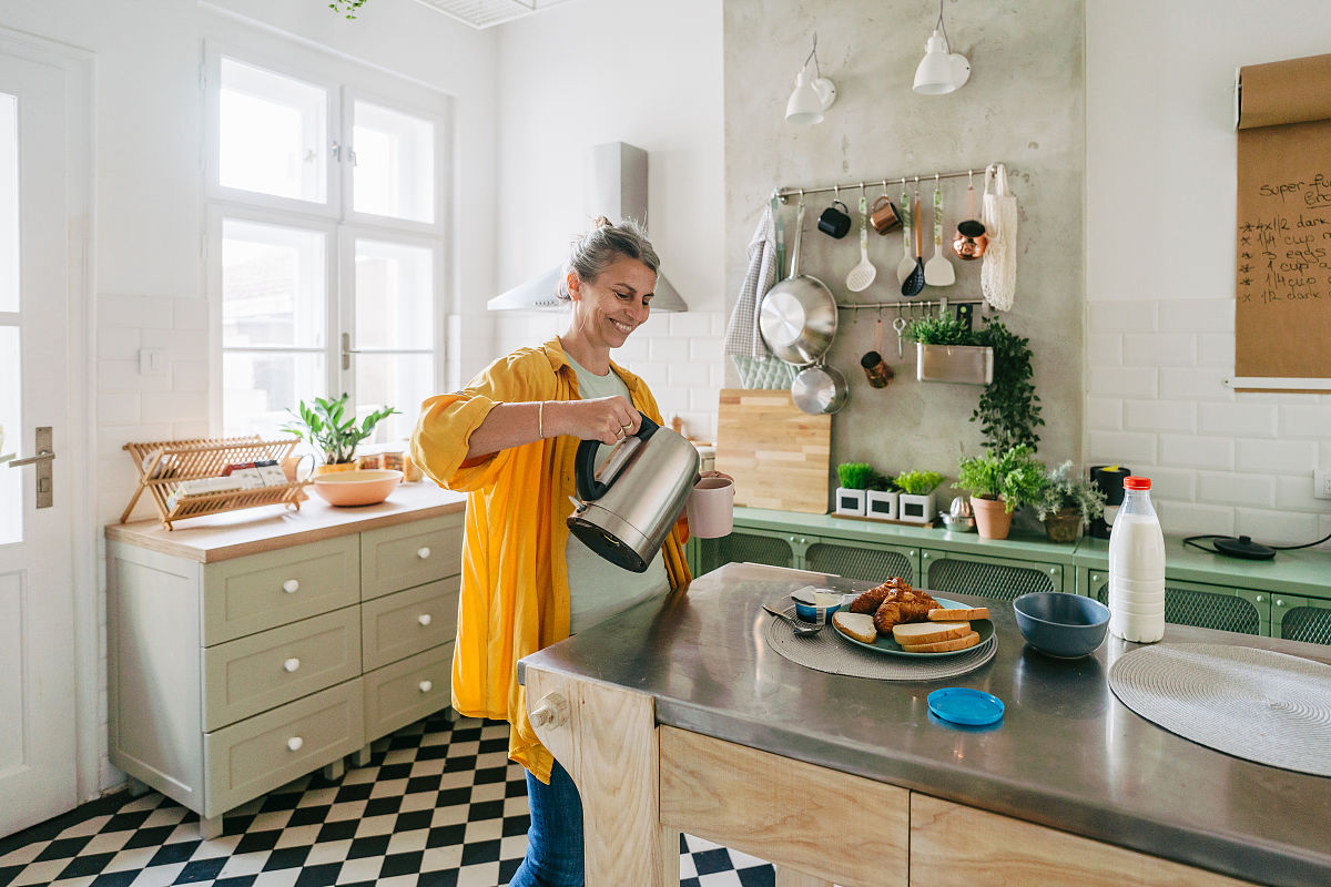 一日之计在于晨一厂之计在于勤爱厂如家十年如一日凌晨五点厨房的师傅们就已经在各自的岗位上翻译成英文