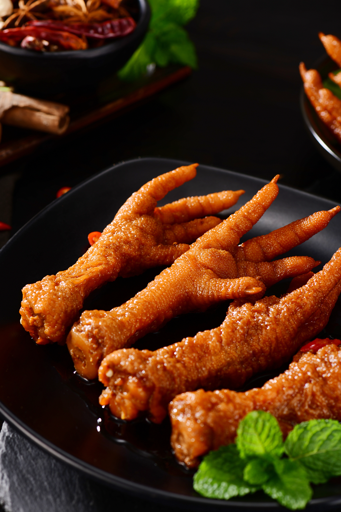 请帮我写1篇650字的博客文章主题是：虎皮鸡爪制作方法和步骤