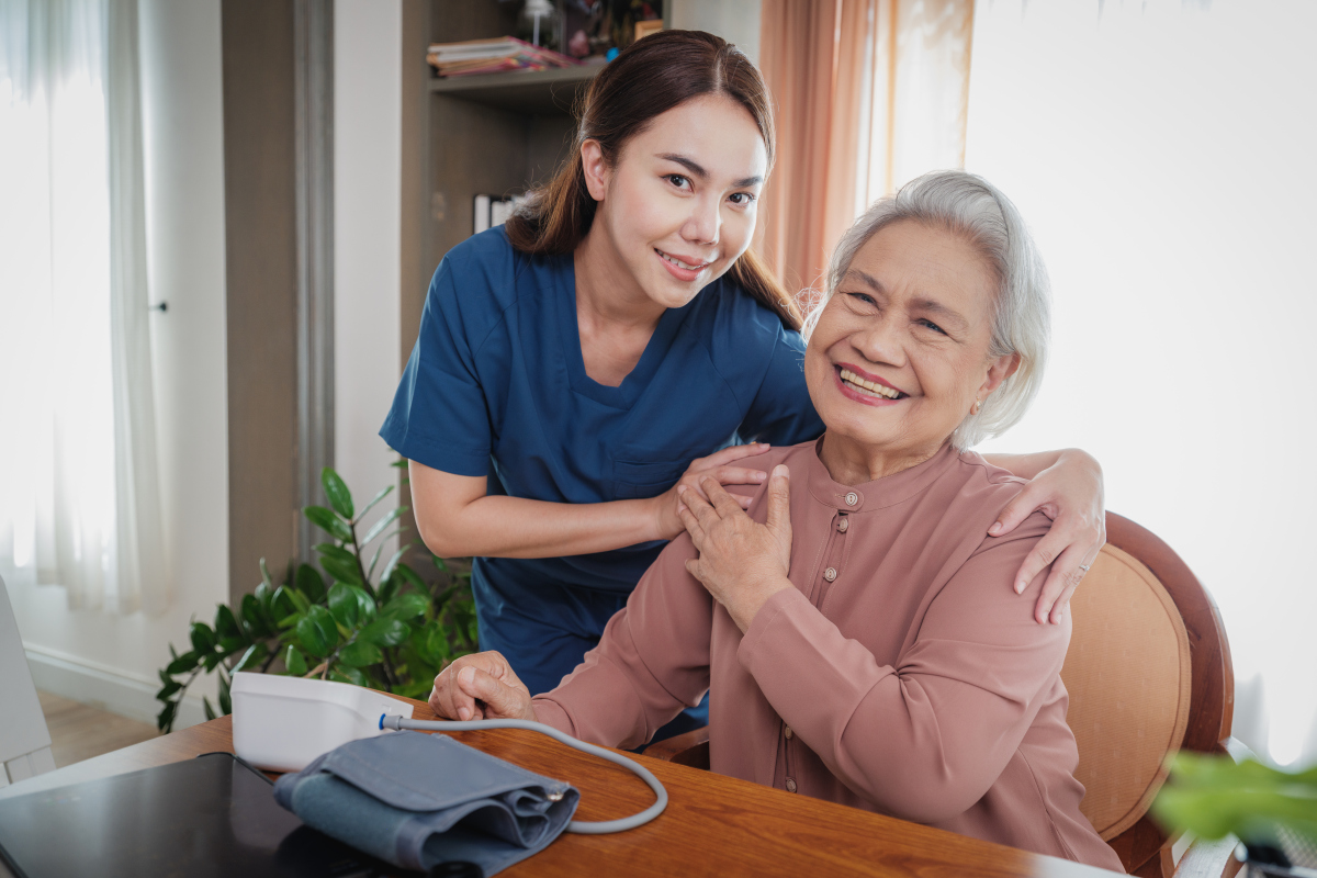 年轻人感谢老婆婆开导的温馨画面