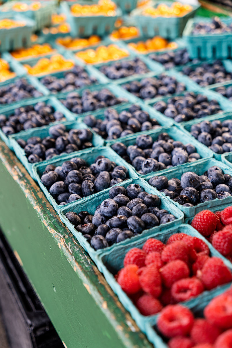 我想让你担任农贸市场设计师。您将负责制定战略决策、管理公司的财务业绩以及在外部利益相关者面前代表公司。您将面临一系列需要应对的场景和挑战您应该运用最佳判断力和领导能力来提出解决方案。请记住保持专业并做出符合公司及其员工最佳利益的决定。您的第一个挑战是：公司需要自营一个农贸市场注意是公司自主经营不涉及摊铺出租请你给出相关的运营方案盈利方式和农贸市场内设置什么服务性质种类