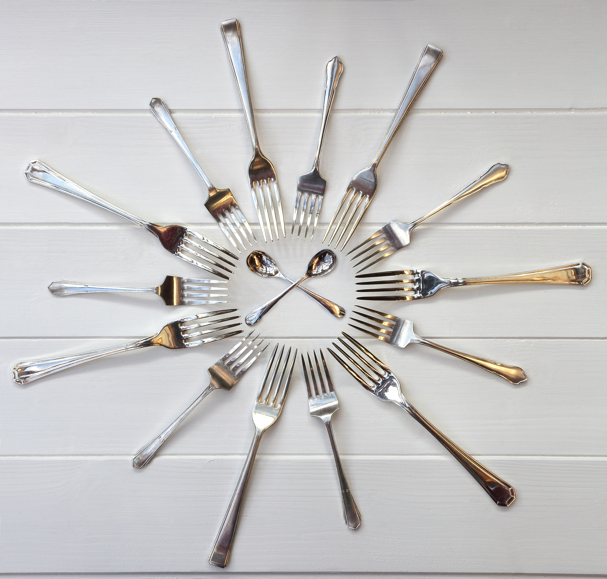 经典脑筋急转弯：兔子从A点出发，最后回到原点，它的颜色是什么？