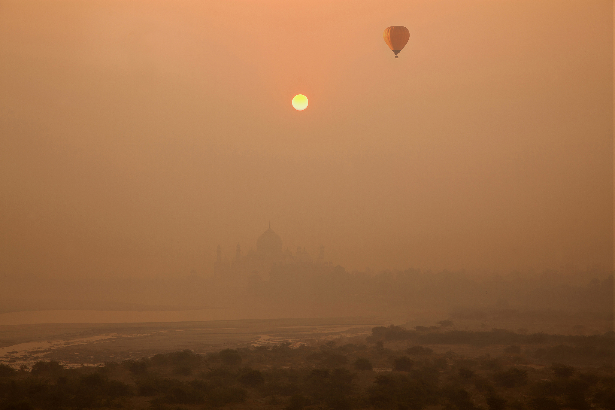 hot air balloon above taj mahal
