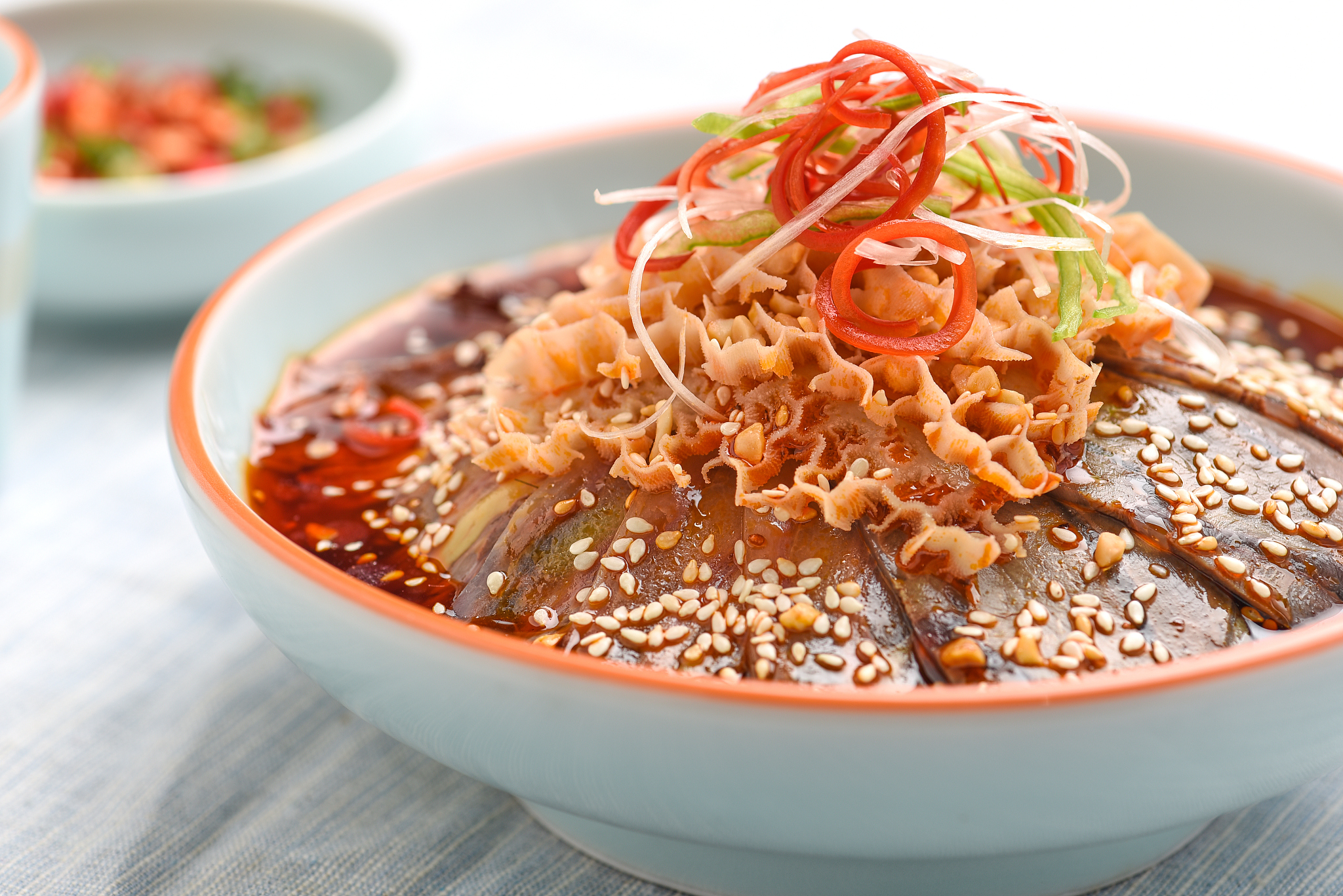 夫妻肺片英文翻译：Spicy Sliced Beef and Ox Tongue in Chili Sauce