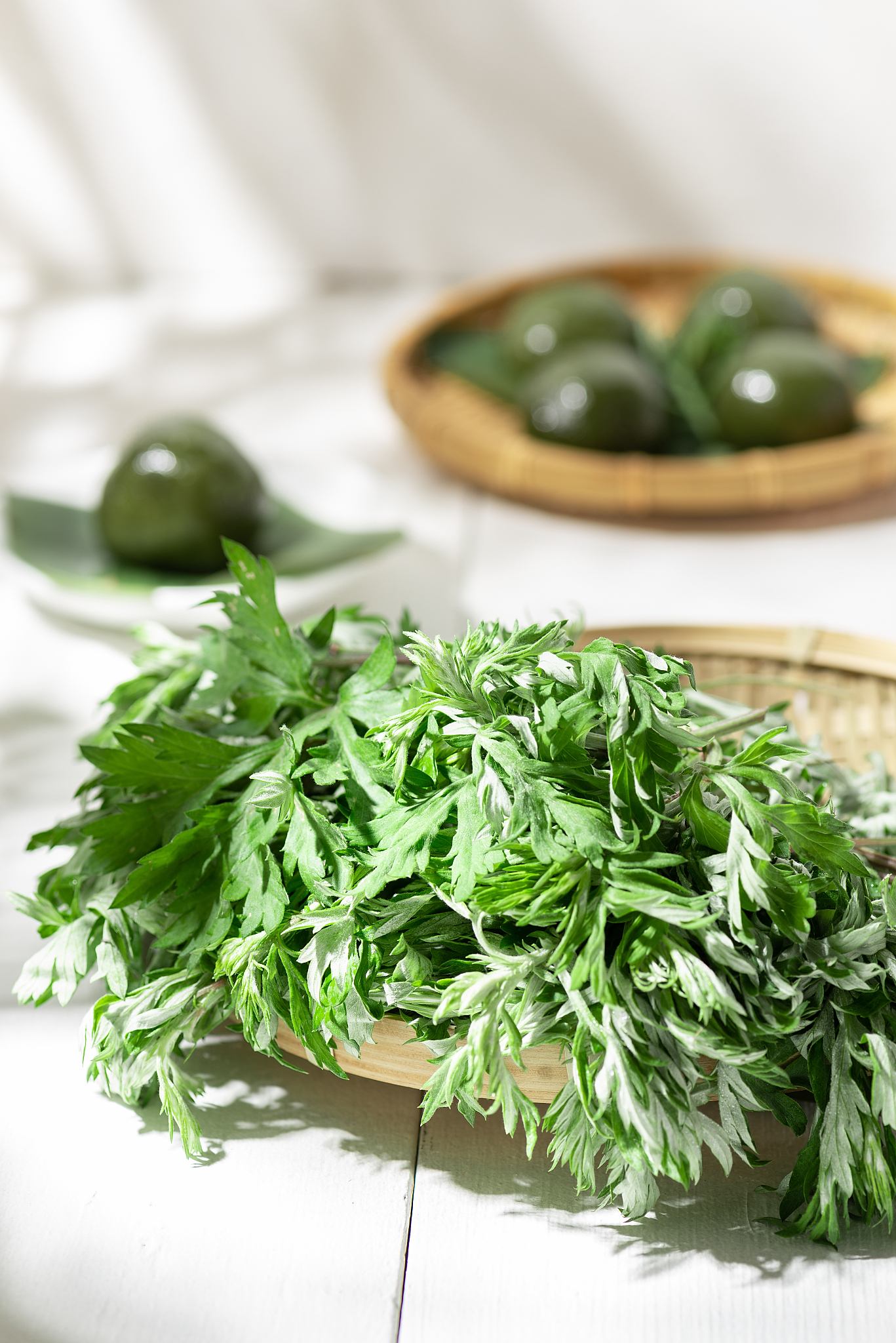 春天来临艾草满田埂地长鲜嫩嫩、水灵灵诱得人心痒痒这抹清甜的绿色经过精心调制升华成了舌尖上的美味那嚼进嘴里的艾叶香牵动着淡淡的乡愁……做艾糍的好时节又到了上面这段话帮我换一个表达方式来描写文字要优美简洁语气要亲切不要和原来的话相似要精简有种对话感