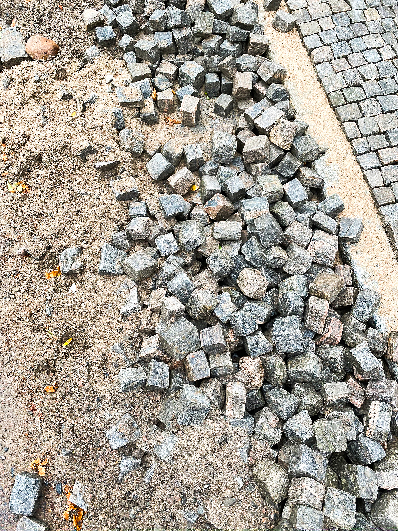 铺路用砂石：大颗粒 vs 小颗粒