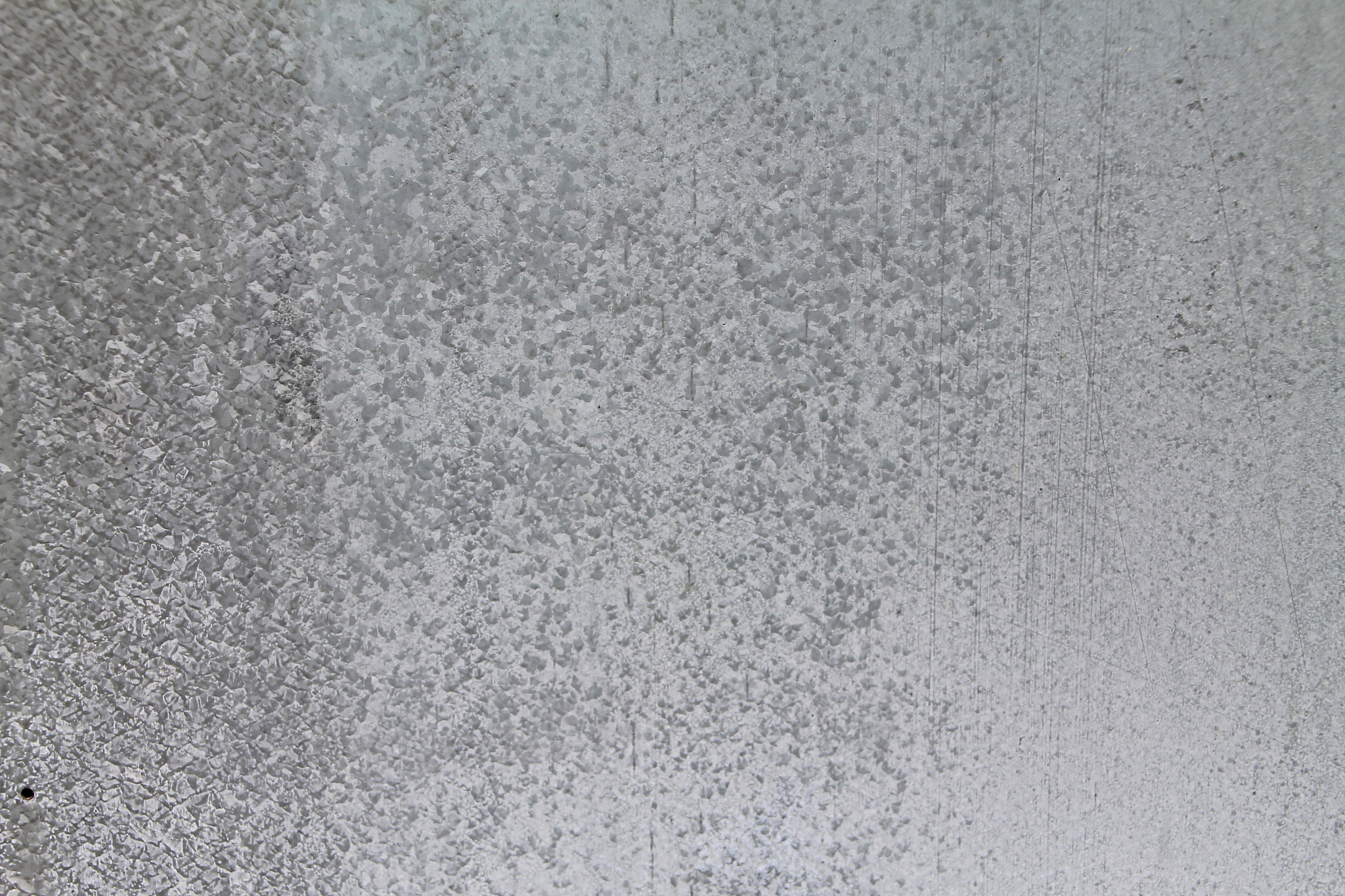 简述下述段落。热浸镀锌技术至今已有180多年的历史是目前钢铁材料或钢铁构件应用最为可靠的防护技术。活性钢镀锌时基体中一定含量的Si会增加铁和锌之间的反应活性造成镀层发暗、异常增厚、黏附性差等缺陷即Si易造成镀层的Sandelin效应1-4。针对此人们研究发现锌浴中加入大约01的镍时可降低铁锌反应速率消除基体中Si元素的不利影响5-8。但由于镍的熔点较高实践中往往采用添加锌-镍中间合金的方法调整锌锅