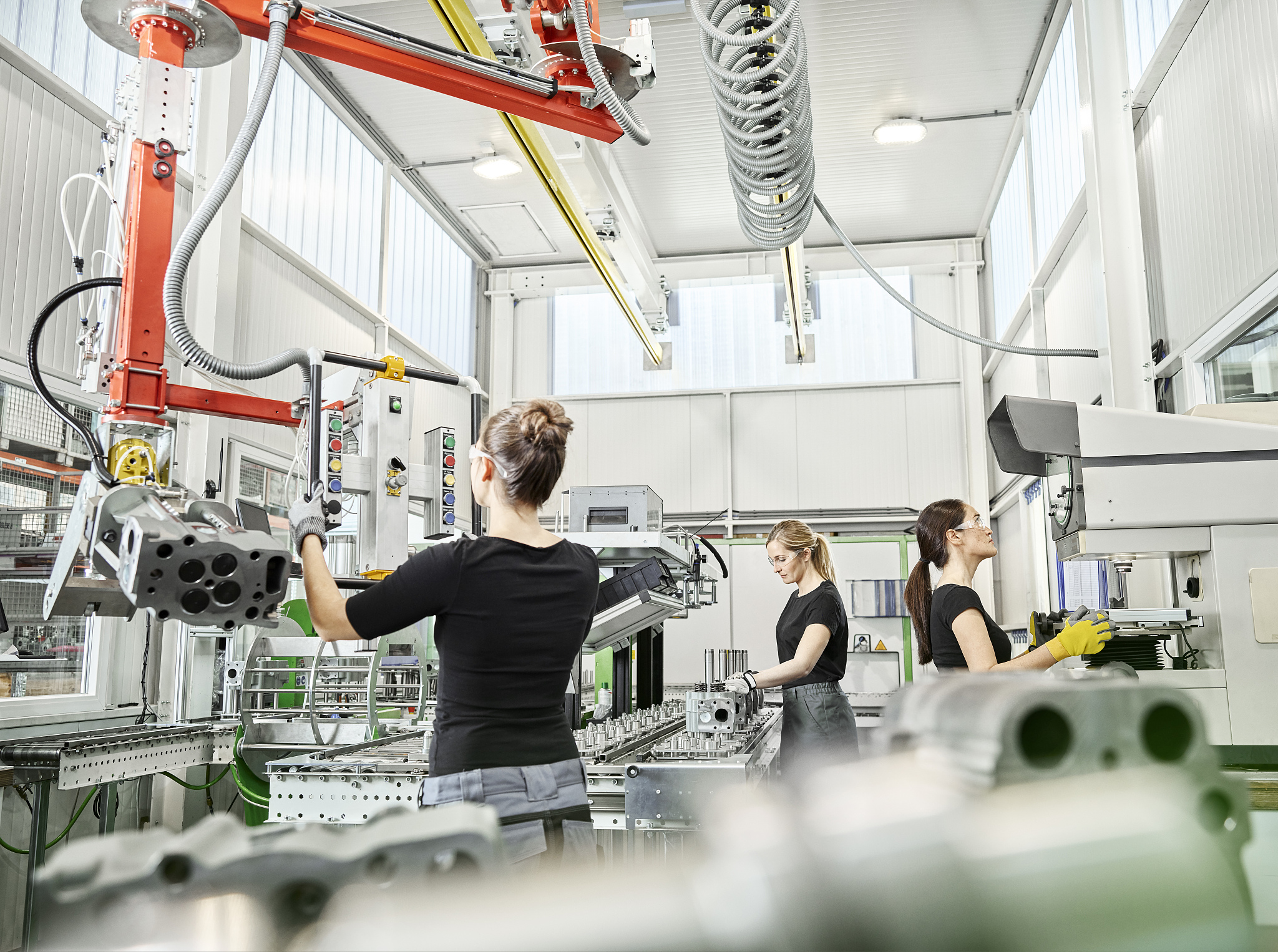 工业智能化如何促进女性收入增长？