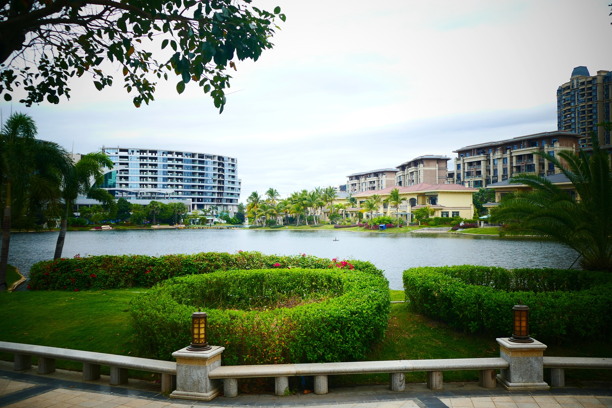 10年房产销售推荐：带人工湖的优质房源，您值得拥有！