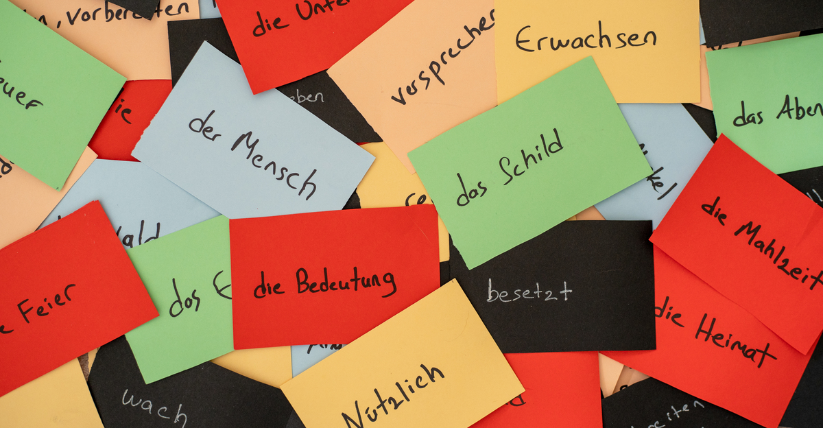 English poem1《The Furthest Distance in the world 》 The furthest distance in the world Is not between life and death But when I stand in front of you Yet you dont know that I love you The furthest dist
