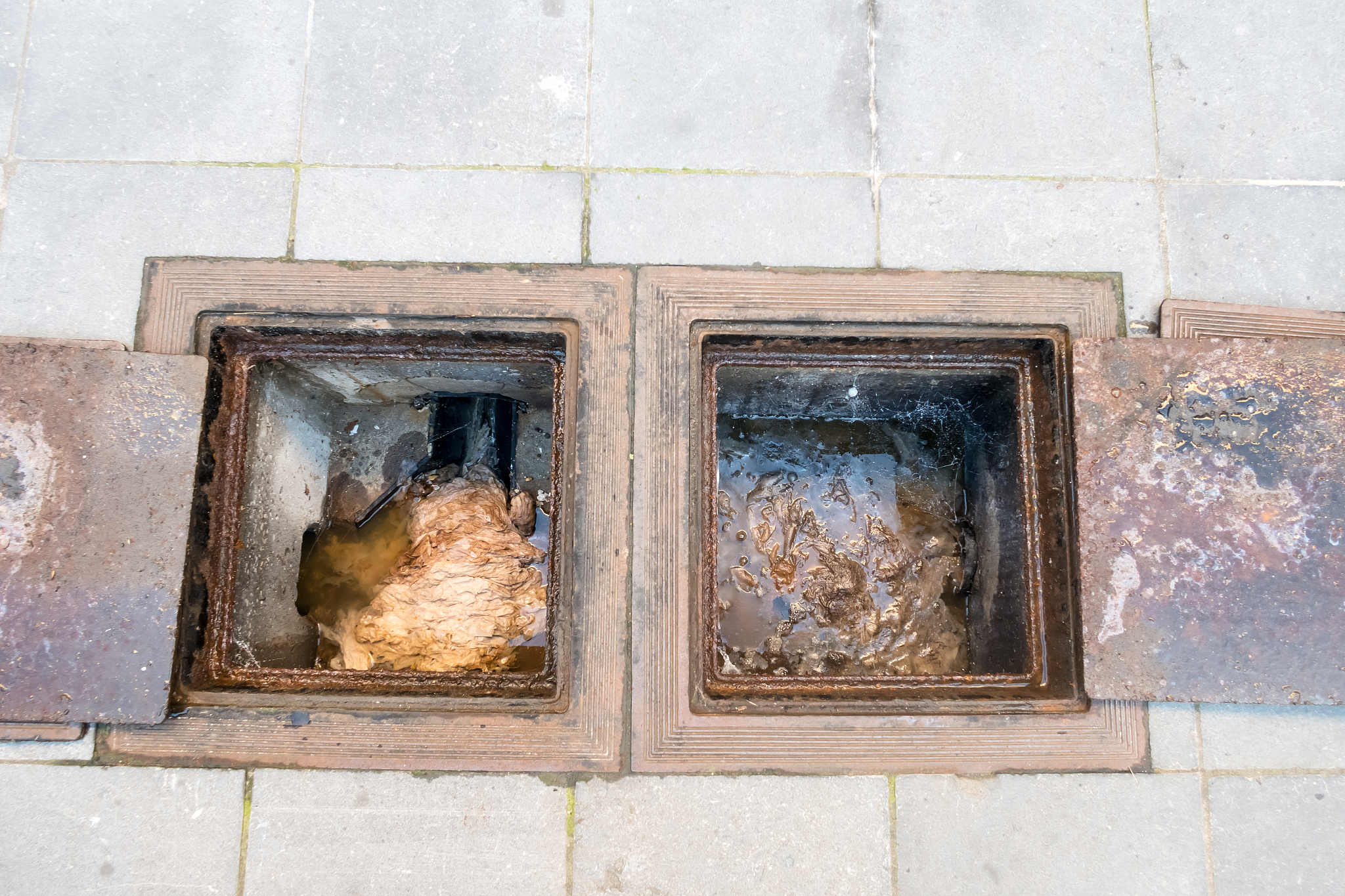 2楼主卧窗户对着污水井好吗？