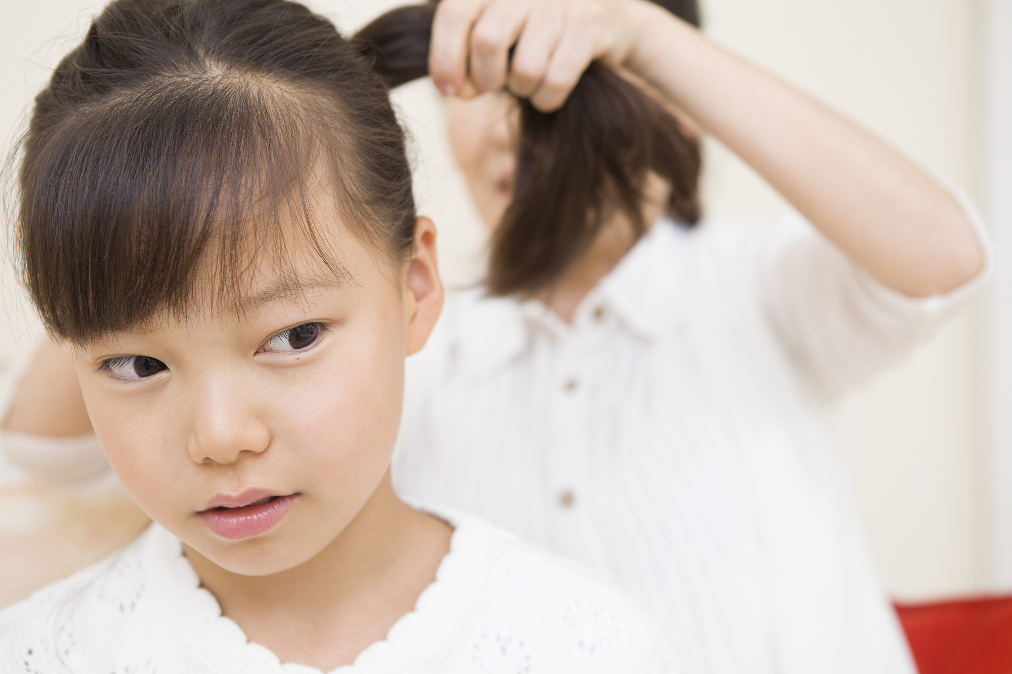grandma ties girl's hair