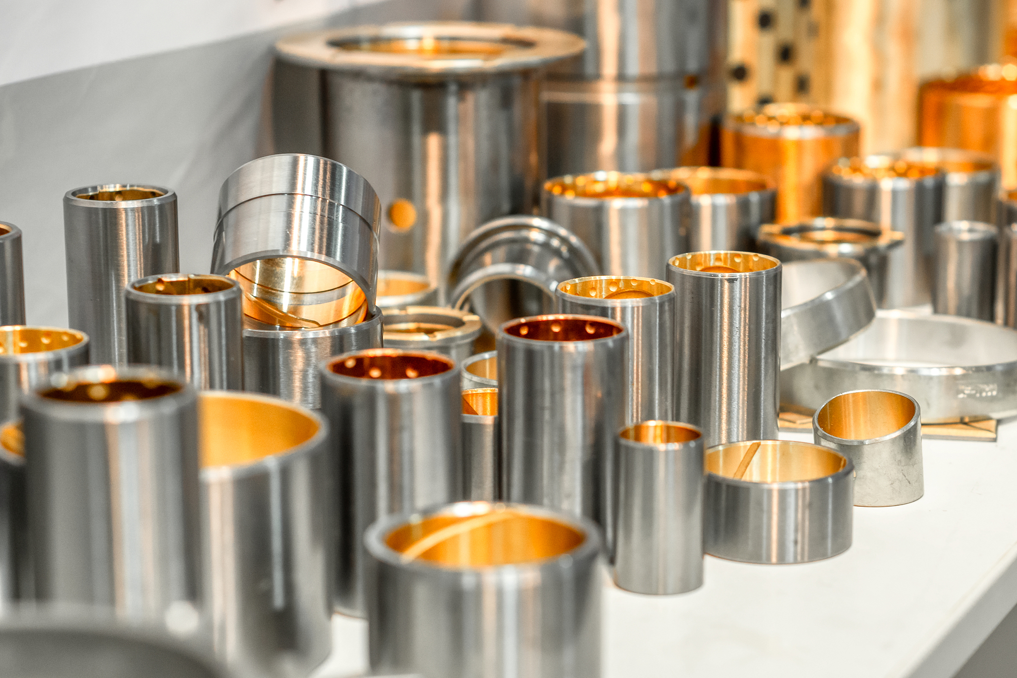 以下有哪些错误。青铜是由铜和锡合金化而成的其制造方法最早可以追溯到公元前4000年左右的古代中东地区。当时人们将铜和锡按一定比例混合后加热熔融再经过冷却和淬火加工最终制成青铜器物。这种合金的制造方法在古代逐渐推广并在各个文明发展中得到广泛应用。这也可以说是古代冶金学的开始之一。在后来的发展中人们又掌握了许多其他的合金制造方法如黄铜、白铜、钢等等。这些合金的制造对于古代社会的发展和经济繁荣起到了重要