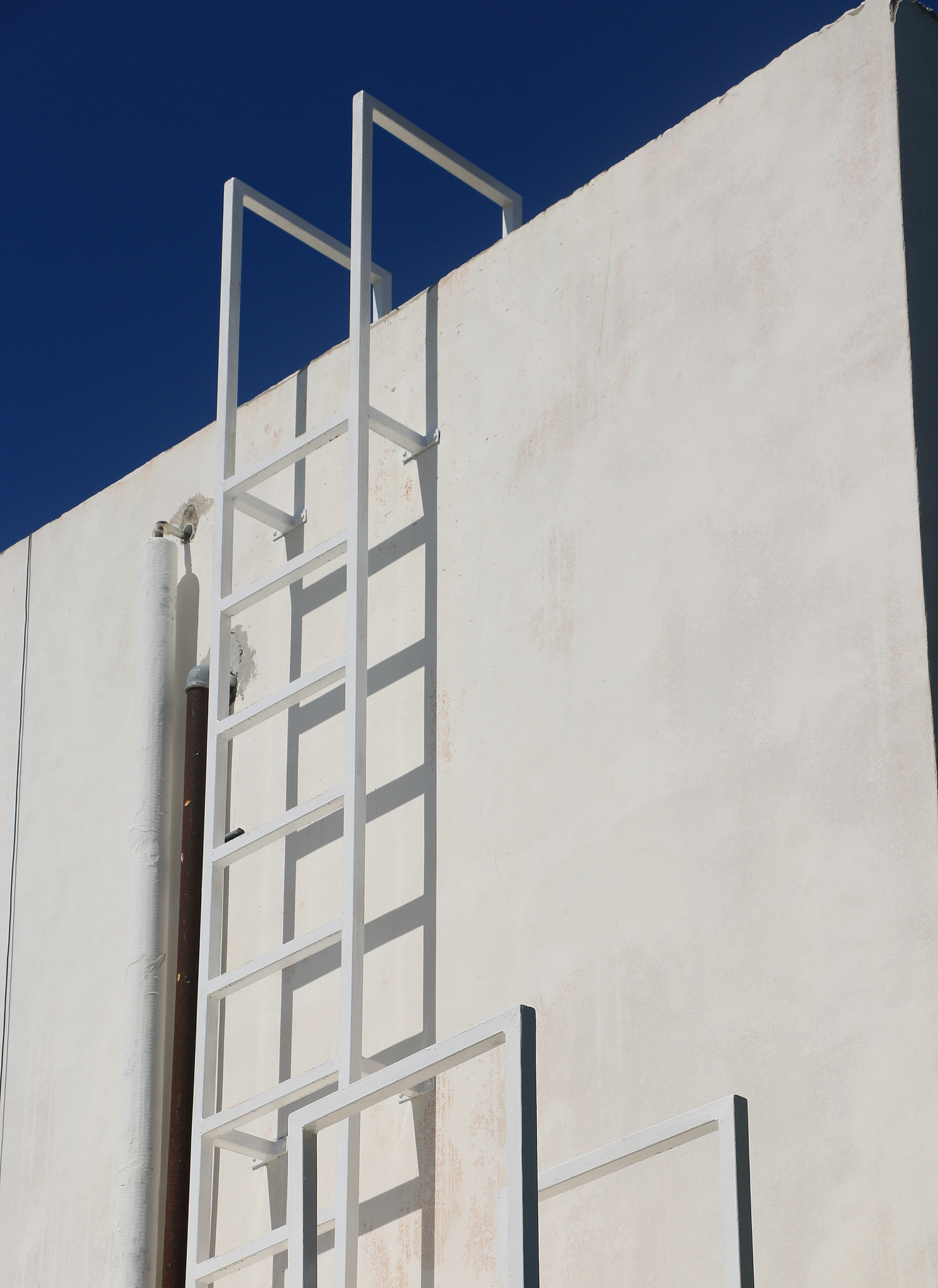 优化并翻译一下这句话使之具有学术规范性；同时由试件的钢连梁首先屈服逐渐转变为钢连梁与组合墙肢同步屈服。