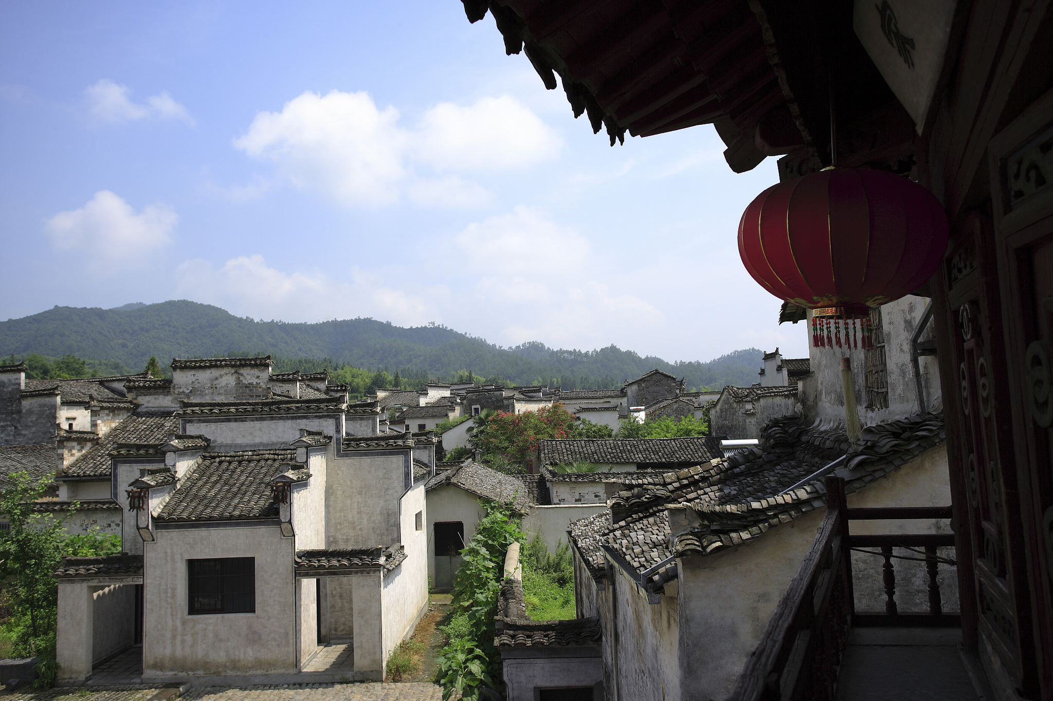 按照从早到晚的时间顺序拍摄一部人文纪录片片名为黎民。主要介绍了安徽宏村的人文从天亮人们起床吃一顿热腾腾的宏村特色美食开始到晚上人们劳作玩回家休息整个村落关了灯进入宁静的夜围绕宏村的美食、交通方式、宗祠文化、水利系统等方面细节描写写下15分钟的纪录片解说词。