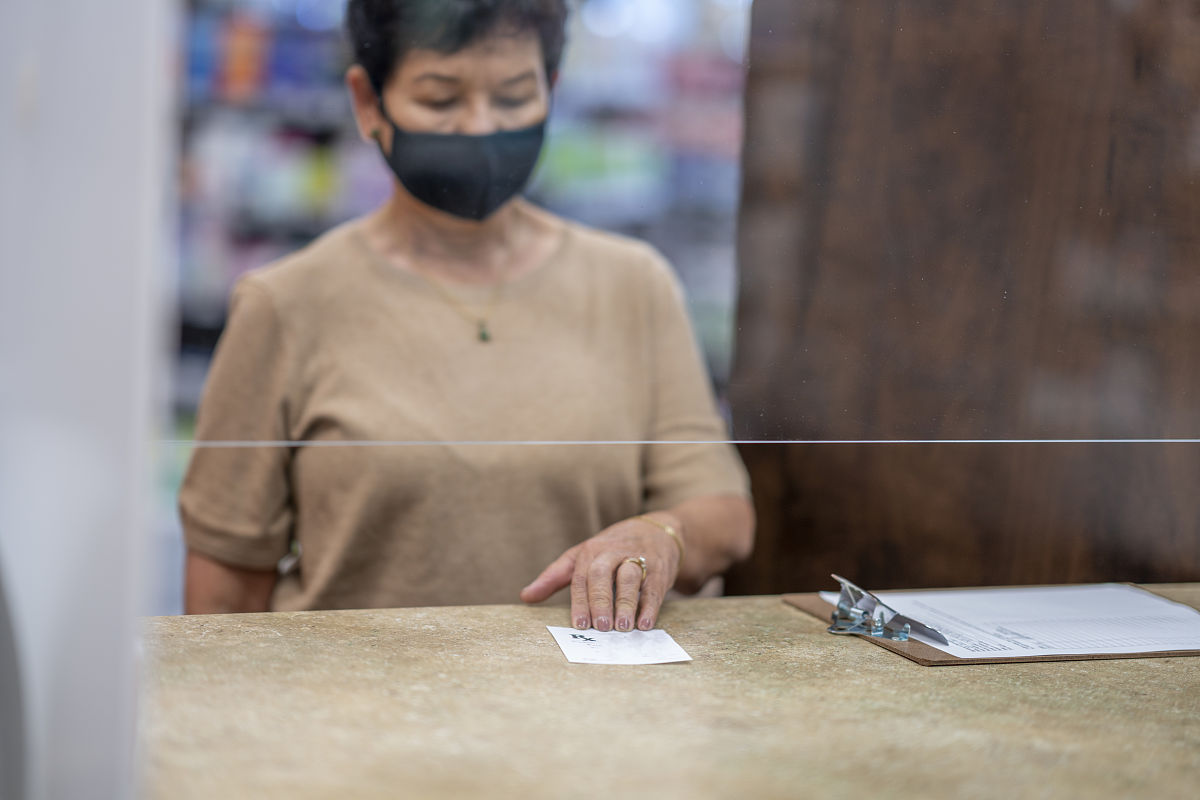 围绕黑龙江省伊春市药品市场营销策略研究写一段研究摘要500字