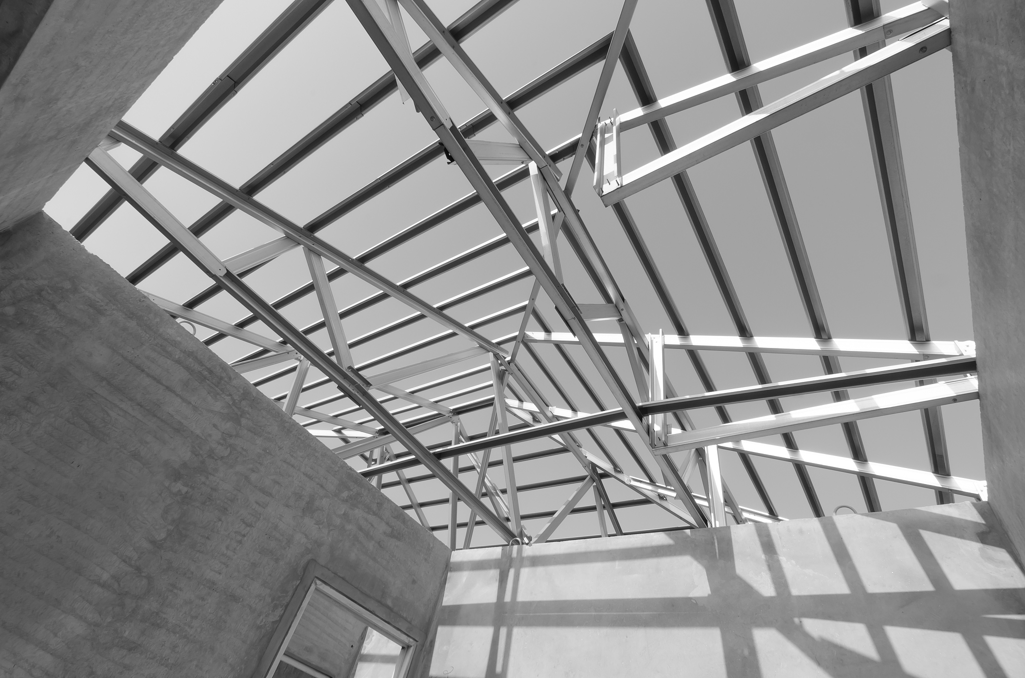 钢结构进深十米开间6米主梁500X200H钢次梁300X150H钢承重400公斤可以吗帮我用200字详细描述