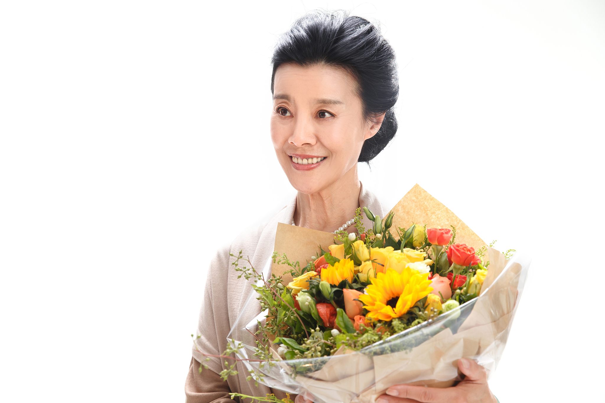 手拿鲜花的优雅女士