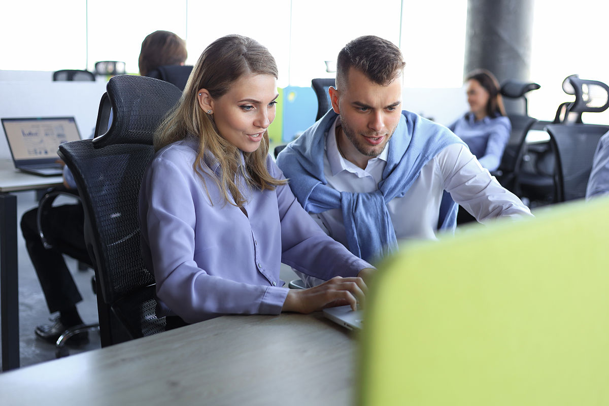 将这段文字进行续写要求300字：我的实习单位是南京乐学文化传播有限公司与上海译国译民翻译服务有限公司。我首先在南京乐学文化传播有限公司进行了英语教学实习。在实习期间我按照任务清单的要求认真地完成了各项工作任务。在担任小学社团课教师的过程中我开展了身体、声音、光、静电、莫比乌斯带和碳氢氧等主题探究课程。在这个过程中我通过实践和反思收获了很多宝贵的经验。