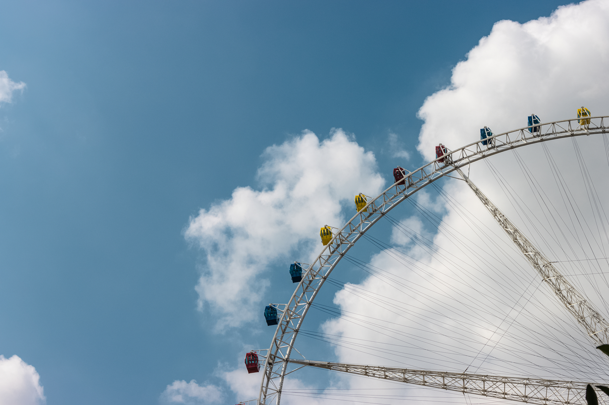 20条简短的微博体评论：网传金华磐安一大型摩天轮浙江之心要在十一黄金周迎来试营业？9月21日记者从有关单位了解到想乘坐摩天轮大家还得再等等预计明年也就是2024年6月28日开园恰好跟高铁磐安站同步启用。记者看到目前浙江之心摩天轮已经合圆正在进行山顶平台的基础建设包括玻璃栈道等设施的基础正在建设中。即便如此这座建在磐安海拔750米山顶上的摩天轮还是带给我们足够的震撼：从2022年11月24日摩天轮预