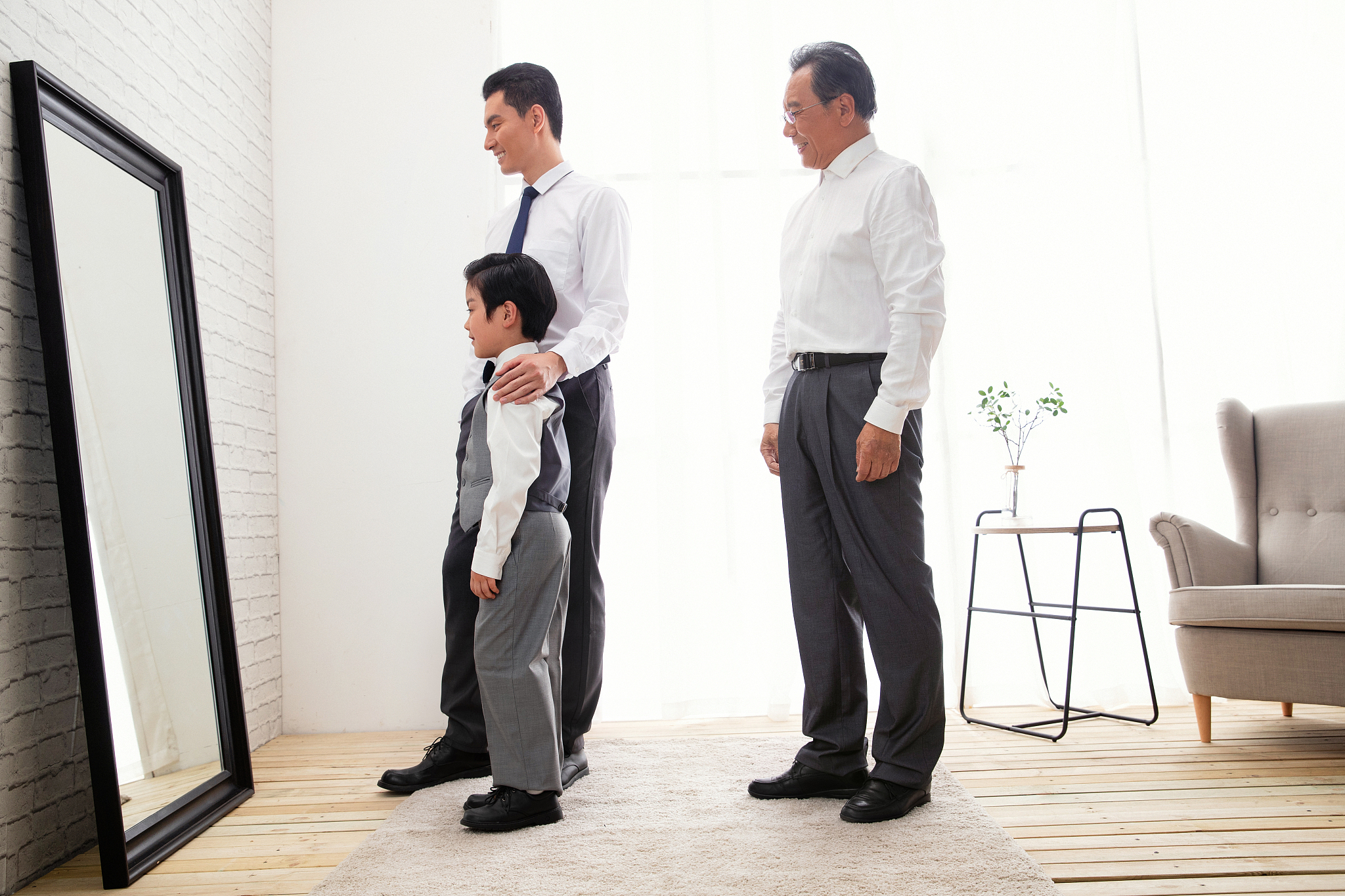 男人比女人更爱照镜子 500字