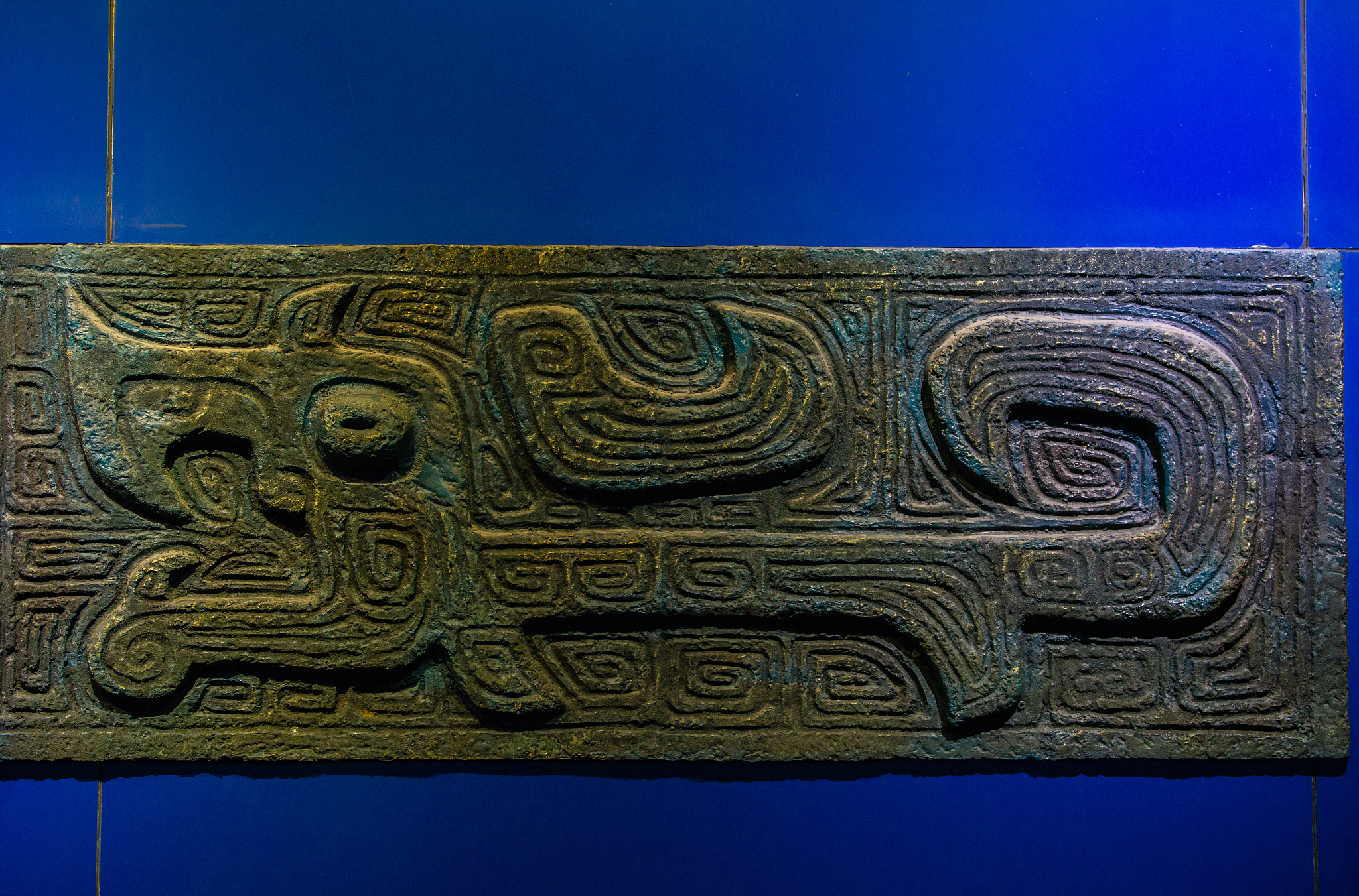 商周青铜器风格演变：从动物纹饰到人物纹饰