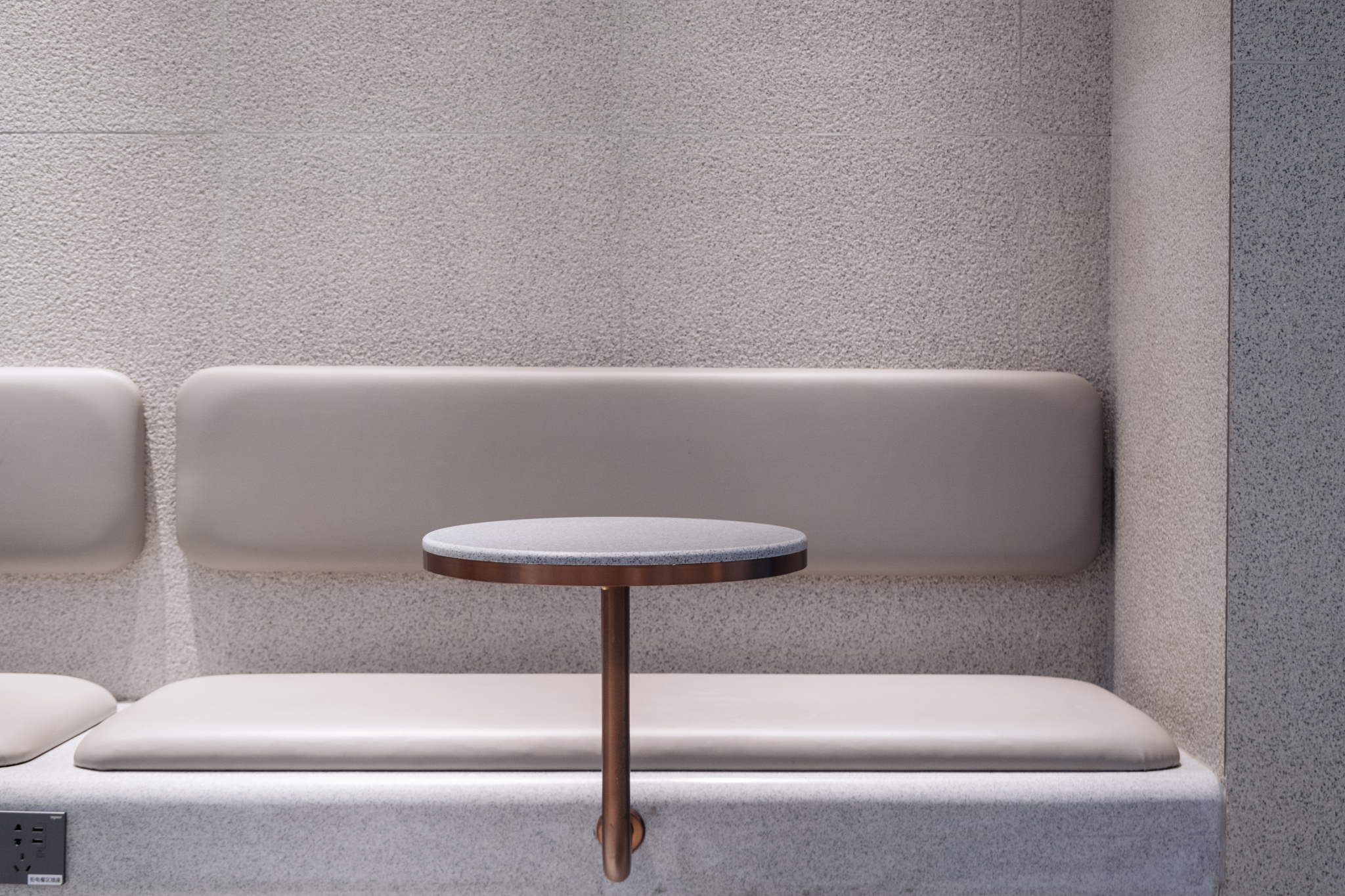 round dining table
