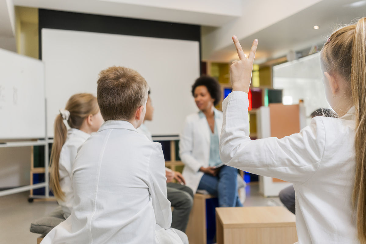 对本段文字进行优化：在本次与导师的交流中李楠楠老师围绕我在学习期间遇到的问题与我进行了深入的探讨。对医学生未来的职业规划专业发展方向进行了讲解；对于我在本科课程学习中遇到的困难与疑问进行了解答；对新学期需要学习的科目老师也根据自己在医学生涯中的经验给出了学习方法与技巧；同时解决了我在个人学习生活上的问题如时间管理、压力缓解等方面。