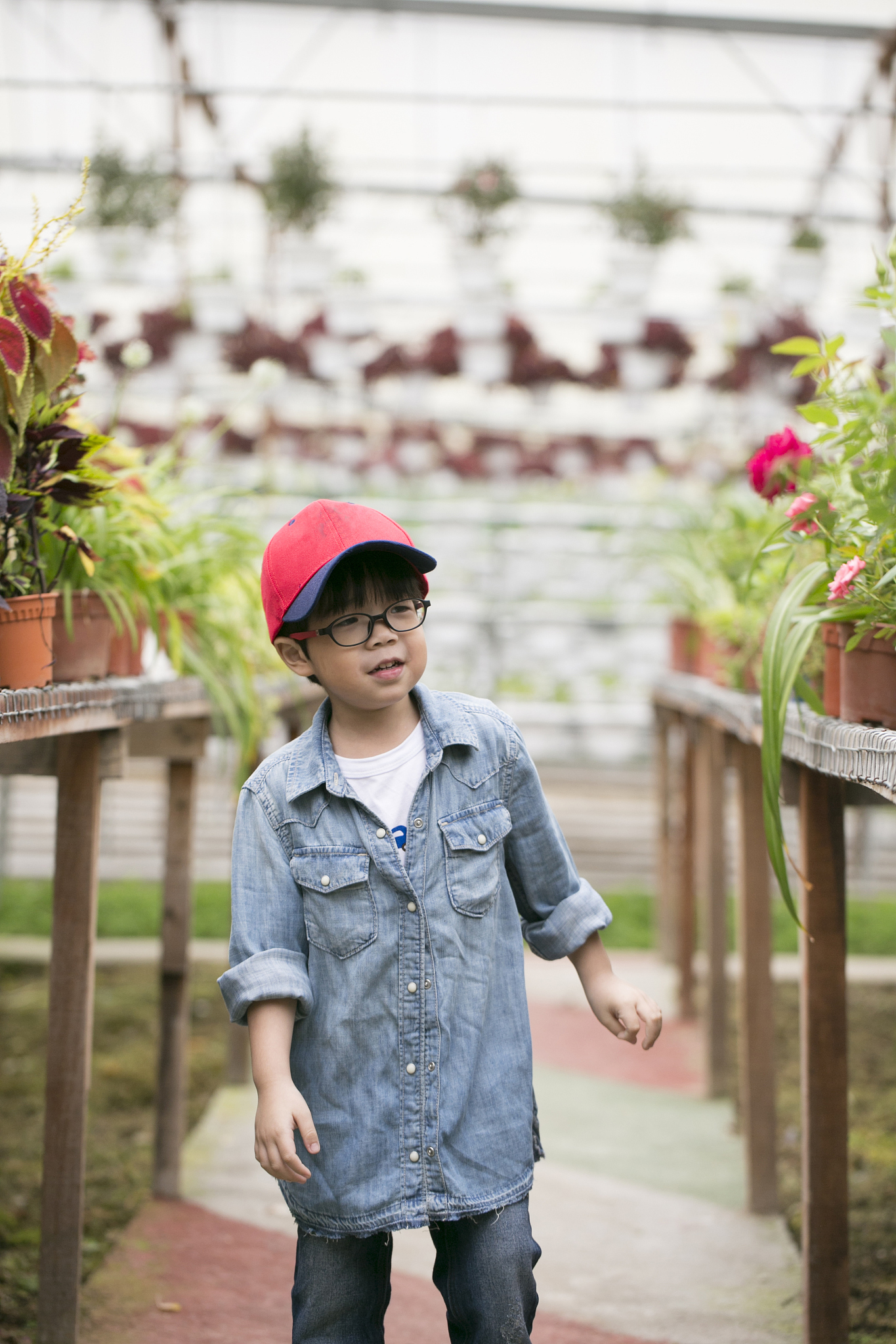 主人公是一个可爱的小朋友年龄16岁是个男孩但是他喜欢穿幼稚的衣服。并且喜欢穿幼儿裙子他自幼喜欢被当成婴儿照顾也有着穿尤妮佳拉拉裤的习惯。常常用奶瓶喝奶。也有时穿着婴儿连体衣在家里爬爬垫上爬行或者穿着可爱的幼儿连衣裙样子十分可爱。在学校嘴里总是含着可爱的奶嘴也受到同学老师们的喜爱。