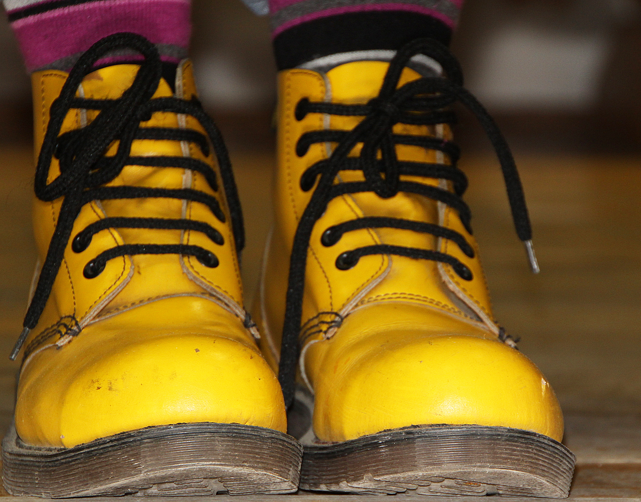 Crocs x MSCHF 联名推出'大洞洞黄靴'，浮夸风潮席卷街头！