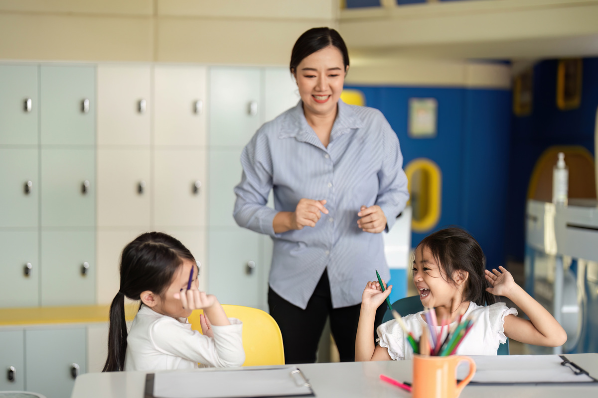 男性幼师：职业选择、挑战与贡献