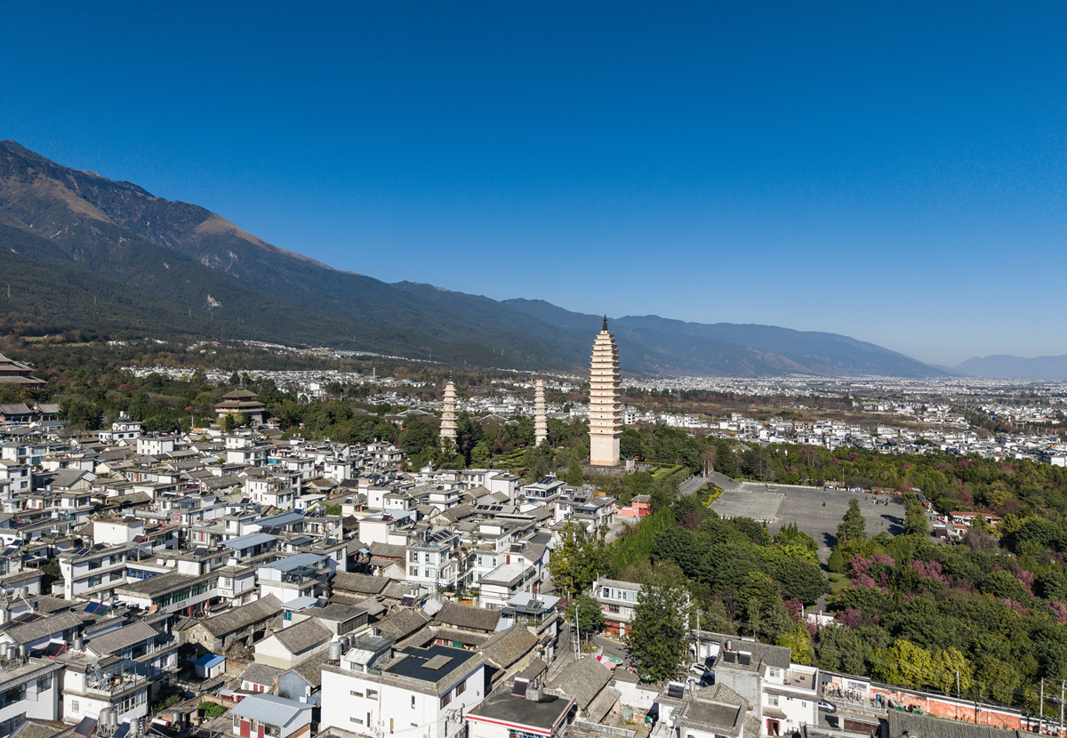 用表格形式安排一次云南大理的6日游行程，表格内容包含日期，时间，景点，交通方式，餐食，费用，天气预报，请把行程转到table格式
