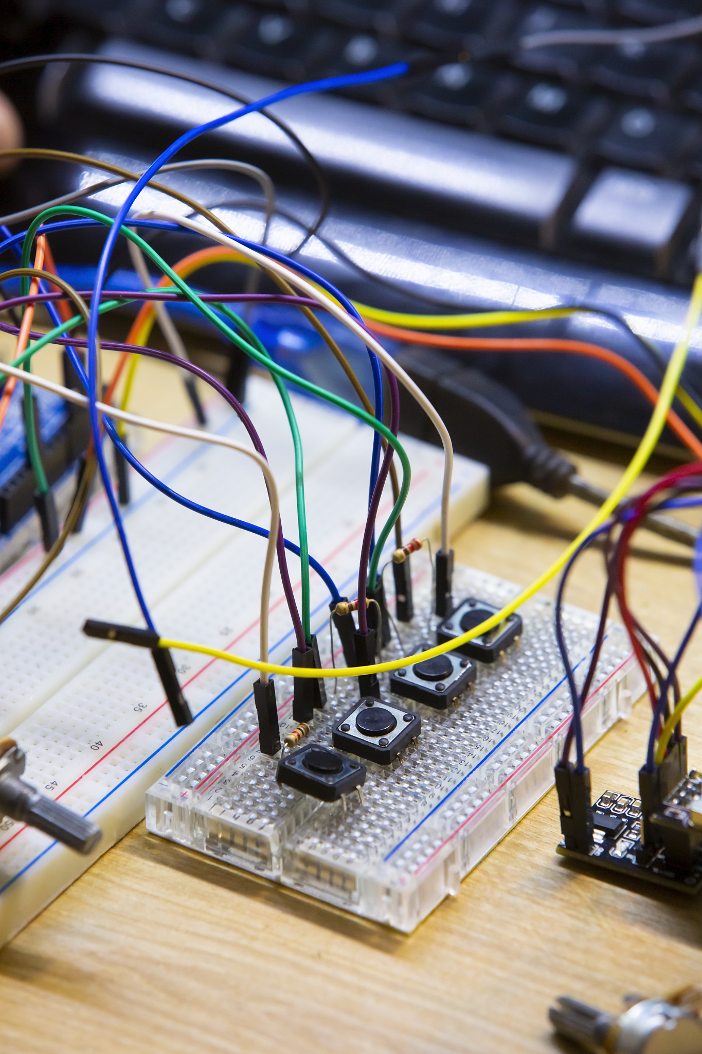 帮我设计5次arduino 的课程学员情况：10岁零基础的学员