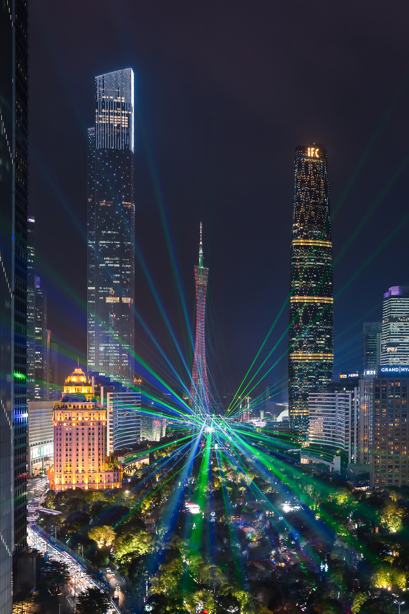 文案：好美～哇 图片是广州东塔西塔中间有个橘色月亮。把文案写一个用心的评论