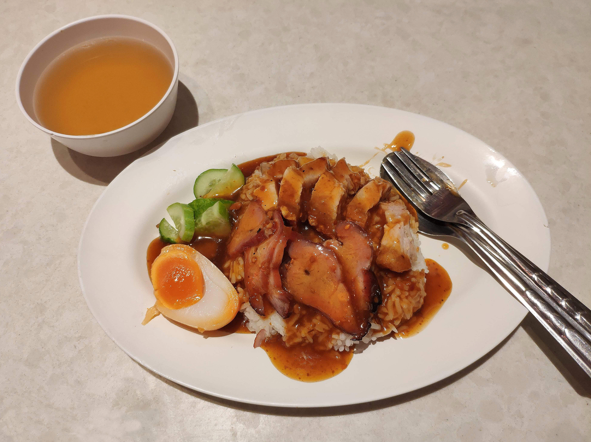 烤红烧肉和脆皮烧肉盖饭配肉汁