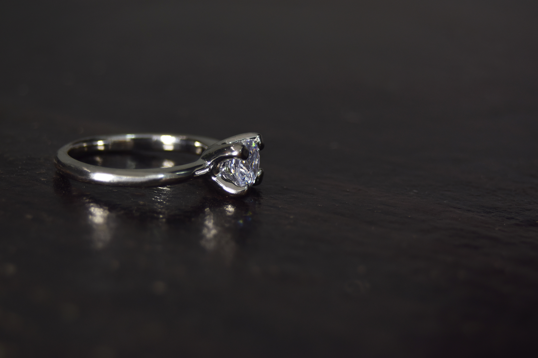 请帮我翻译以下一段话：surface of the silver ocean The Mined Ring leaves a rawness to our classic cushion shaped signet ring ⁠The rough groove with a handset black diamond reminds us of the beach flowers that gro