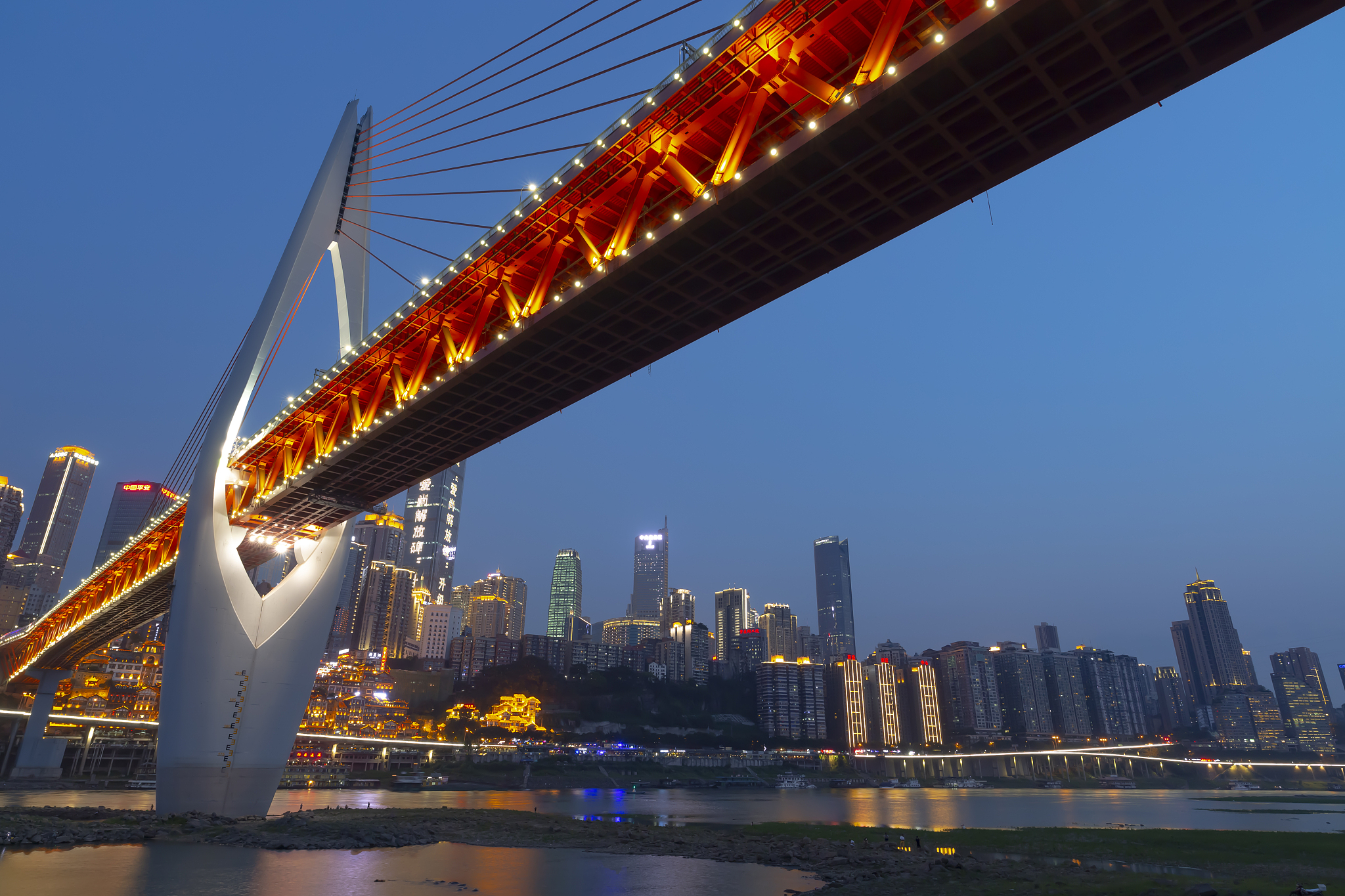 重庆必打卡景点：人民大礼堂、解放碑、鹅公岩大桥、洪崖洞、李子坝轻轨站