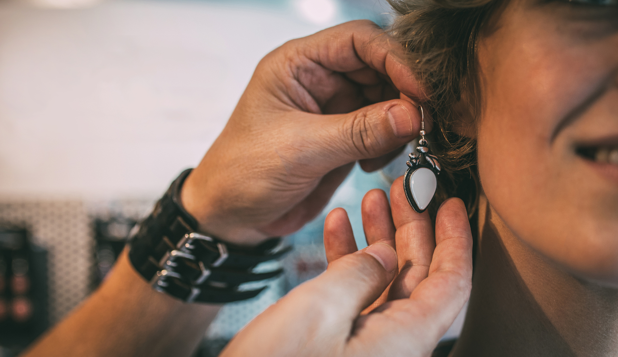 参照如下写一个10人长剧本：我昨天刷小红书刷到的一篇帖子关于售后的但是刚刚去看被删掉了我复数一下大家看看能不能用来当剧本起因是一个70岁老人一个人去打耳洞本来只打算打耳洞结果还买了一副800块钱的耳朵回家回家后家人就生气了认为店员哄骗老人买耳钉故意说出最近金价狂涨刺激老人消费第一次去找了店员售后理由是哄骗老人贴主认为耳钉的质检报告上没有克重一定是高于金价买的这副耳钉明明买贵了却骗老人这个耳朵是便宜