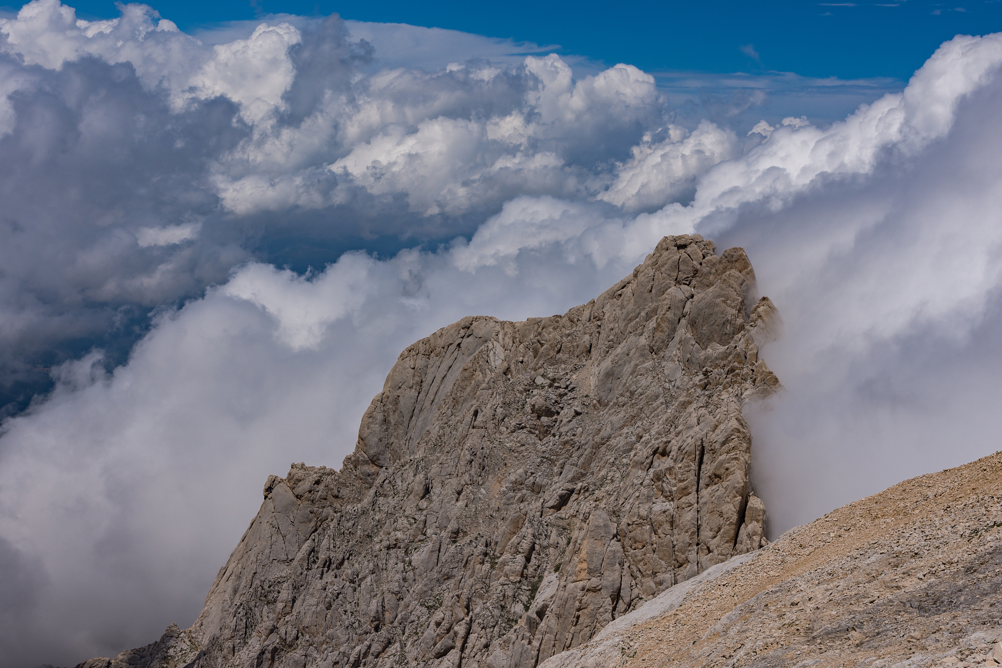 隧道空气换热原理：与周围土壤或岩石的热交换