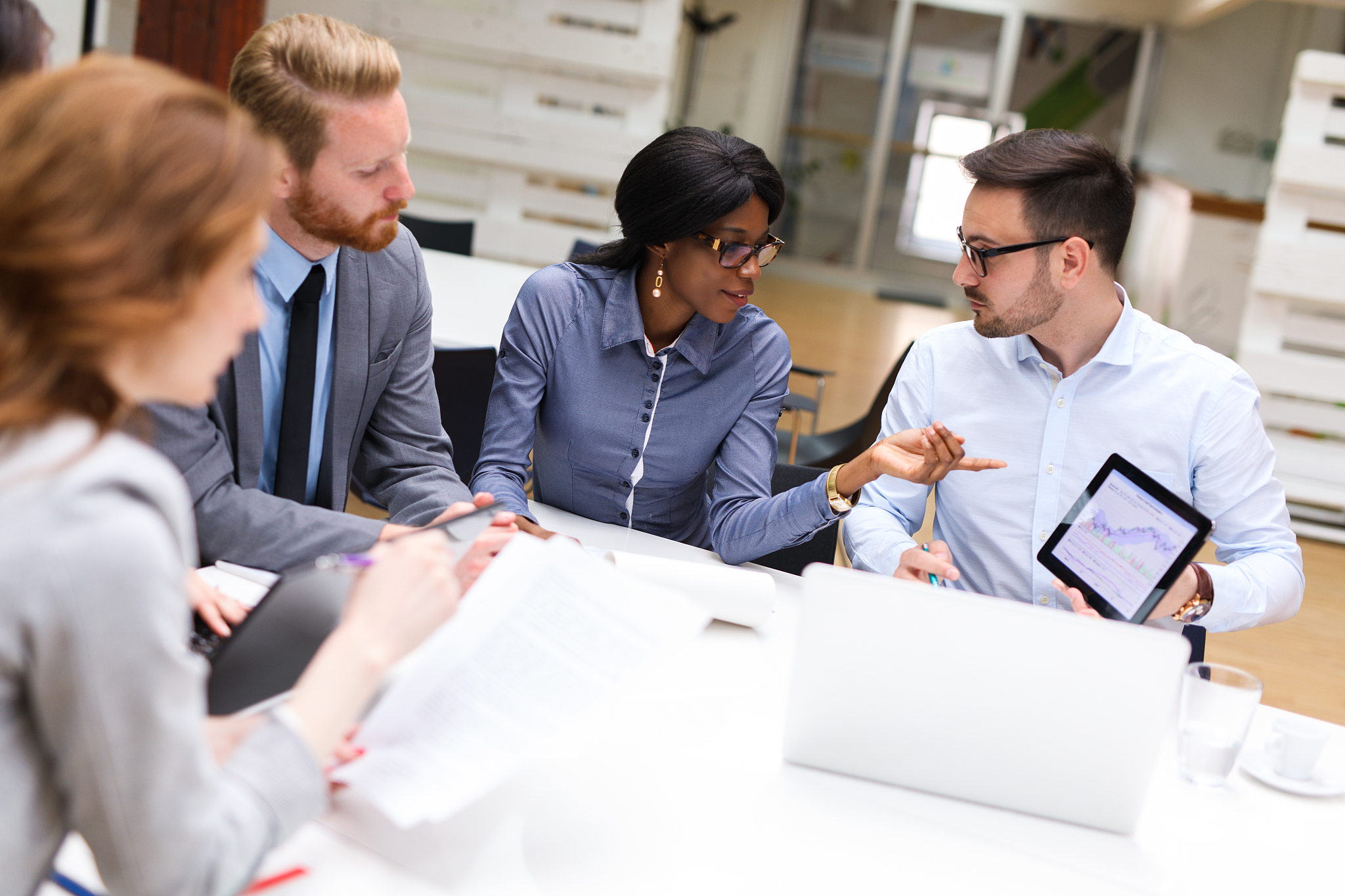 同行业公司财务分析报告过程中我缺乏对对背后逻辑和原因的分析对业务的了解还不够深入。请总结感悟如何进行改进。