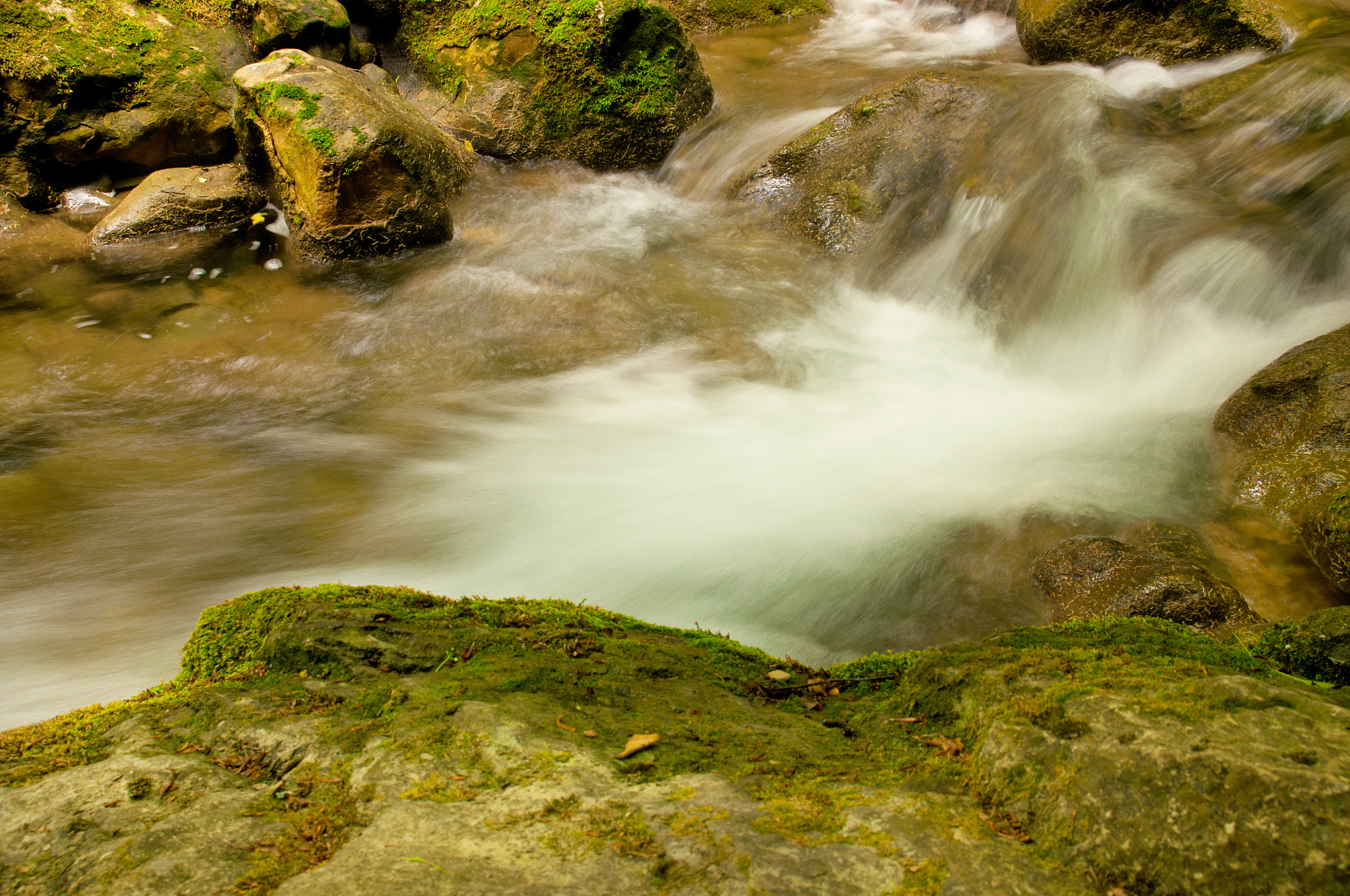 七字诗：山水瀑布避暑胜地