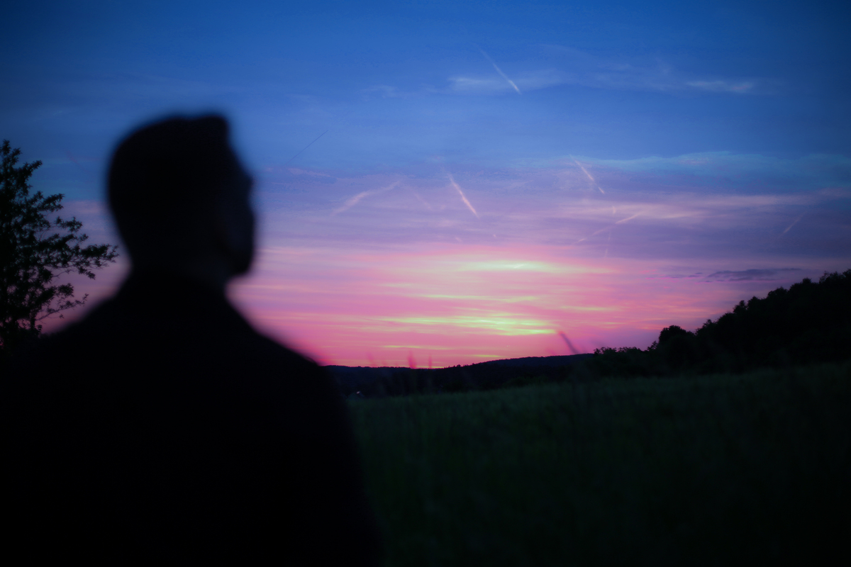 夕阳下的孤单背影：一个忧伤的故事