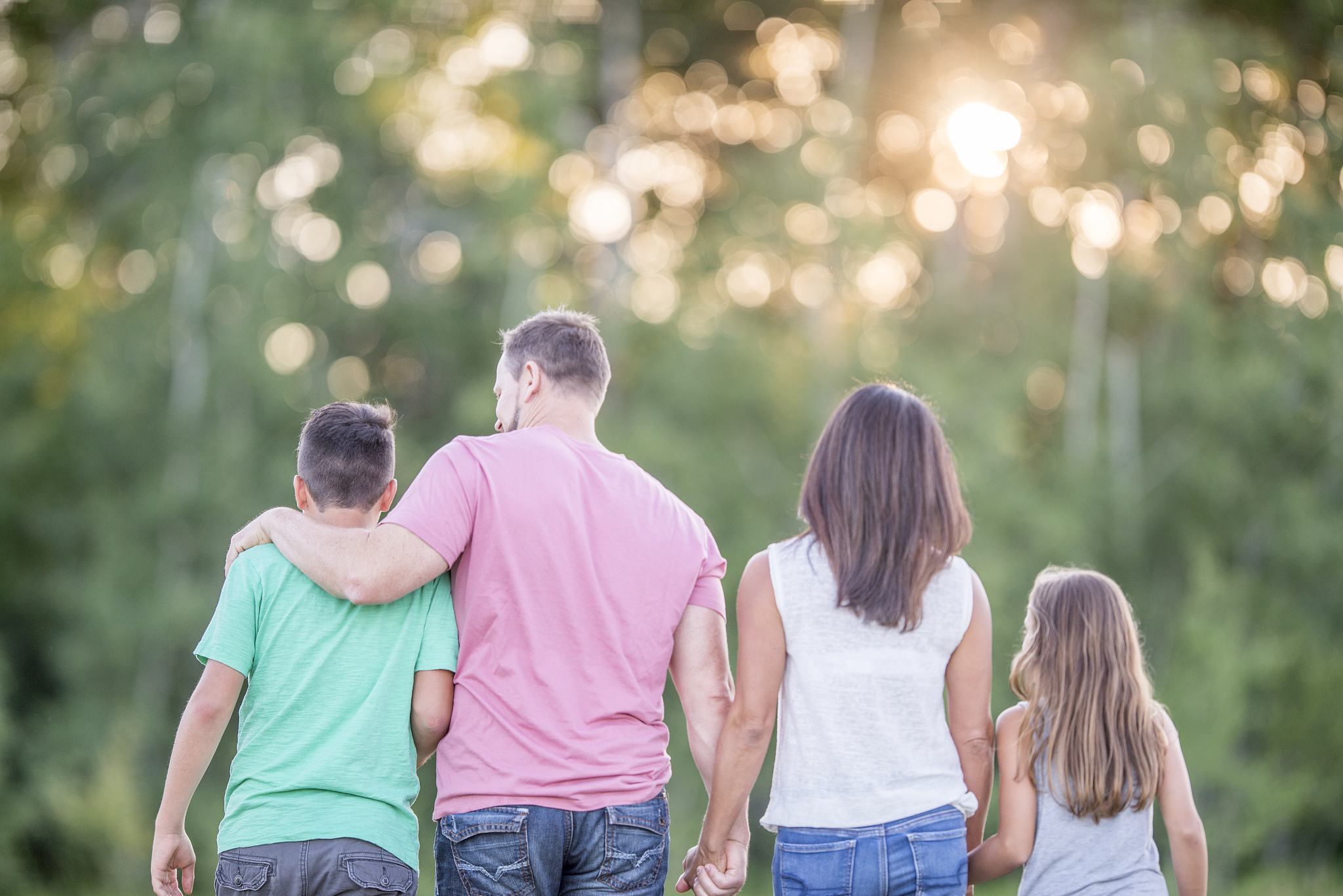 我要微这边小说确定几个人物请给几个参考我需要主角为男性还需要几个主角的朋友和父母他们都是中国人请为他们设定年龄职业性别性格请为这个故事设定一个简单的主体框架以及框架中的几个小情节